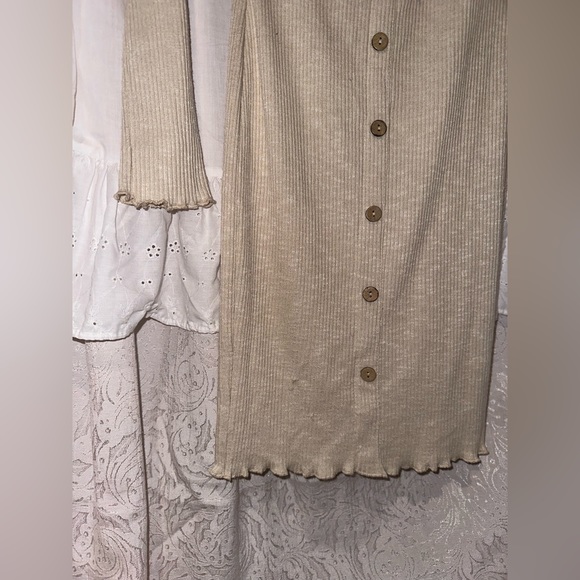 Body Con Beige dress w/ fake buttons - Picture 4 of 5